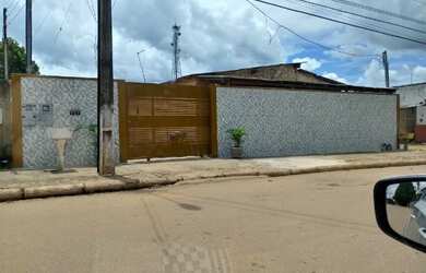 Imagem: A casa possui 2 Dormitórios, 1 Banheiro, 2 Vagas na garagem