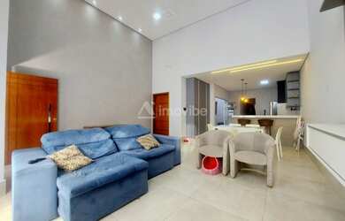 Imagem: A casa possui 3 Dormitórios, 3 Banheiros, 2 Vagas na garagem