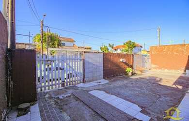 Imagem: A casa possui 4 Dormitórios, 2 Banheiros, 5 Vagas na garagem