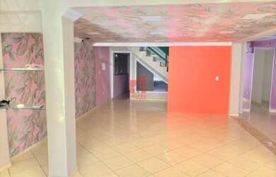 Imagem: O depósito possui 2 Vagas na garagem e 200m² de Área e está