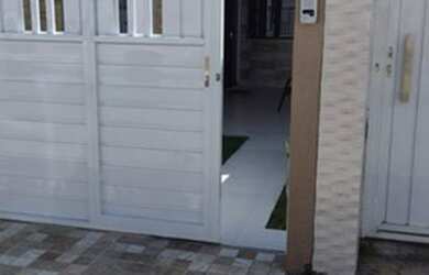 Imagem: A casa possui 3 Dormitórios, 2 Banheiros, 2 Vagas na garagem