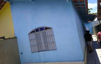 Imagem: A casa possui 2 Dormitórios, 2 Banheiros, 2 Vagas na garagem