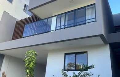 Imagem: A casa possui 4 Dormitórios, 5 Banheiros, 3 Vagas na garagem