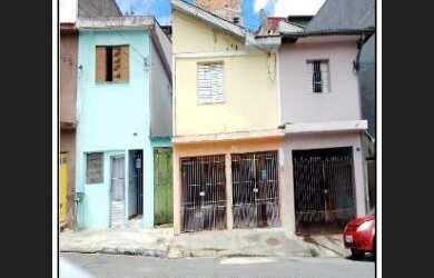 Imagem: A casa possui 1 Dormitório, 1 Banheiro, 1 Vaga na garagem