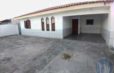 Imagem: A casa possui 5 Dormitórios, 2 Banheiros, 4 Vagas na garagem