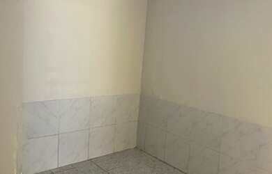 Imagem: A casa possui 1 Dormitório, 1 Banheiro, 1 Vaga na garagem e