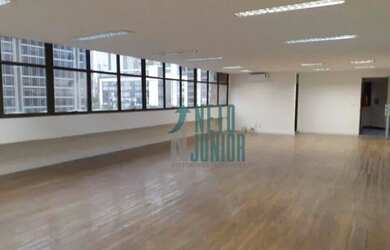 Imagem: O depósito possui 2 Vagas na garagem e 133m² de Área e está