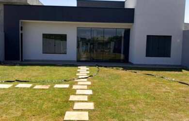 Imagem: A casa possui 3 Dormitórios, 2 Banheiros, 1 Vaga na garagem