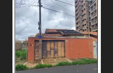 Imagem: A casa possui 3 Dormitórios, 1 Banheiro, 1 Vaga na garagem
