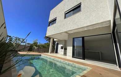 Imagem: A casa em condomínio possui 4 Dormitórios, 5 Banheiros, 3