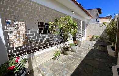 Imagem: A casa possui 4 Dormitórios, 3 Banheiros, 3 Vagas na garagem