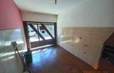 Imagem: A casa possui 2 Dormitórios, 1 Banheiro, 2 Vagas na garagem