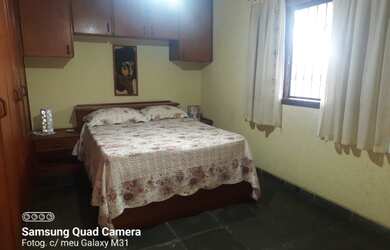 Imagem: A casa possui 3 Dormitórios, 2 Banheiros, 2 Vagas na garagem