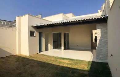 Imagem: A casa possui 2 Dormitórios, 1 Banheiro, 2 Vagas na garagem