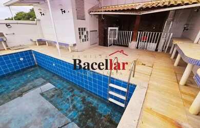 Imagem: A casa possui 5 Dormitórios, 5 Banheiros, 3 Vagas na garagem