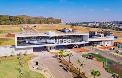 Imagem: O terreno possui 640m² de Área e está localizado em Parque