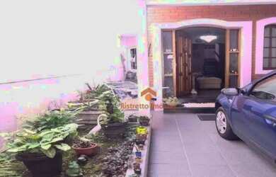 Imagem: A casa possui 3 Dormitórios, 3 Banheiros, 2 Vagas na garagem