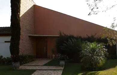 Imagem: A casa possui 4 Dormitórios, 4 Banheiros, 5 Vagas na garagem