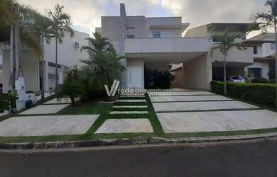 Imagem: A casa em condomínio possui 4 Dormitórios, 5 Banheiros, 2