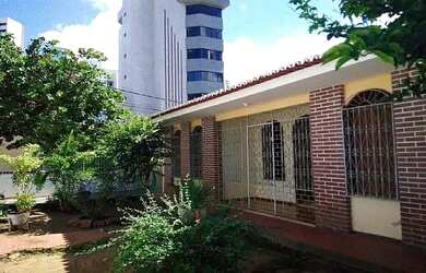 Imagem: A casa possui 4 Dormitórios, 4 Banheiros, 3 Vagas na garagem