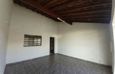 Imagem: A casa possui 3 Dormitórios, 1 Banheiro, 2 Vagas na garagem