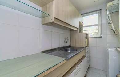 Imagem: O apartamento possui 2 Dormitórios, 1 Banheiro, 1 Vaga na garagem