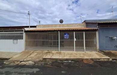 Imagem: A casa possui 3 Dormitórios, 2 Banheiros, 2 Vagas na garagem