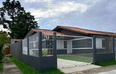 Imagem: A casa possui 4 Dormitórios, 2 Banheiros, 2 Vagas na garagem