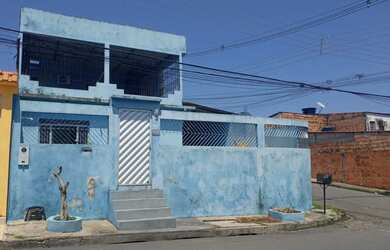 Imagem: A casa possui 3 Dormitórios, 2 Banheiros, 5 Vagas na garagem