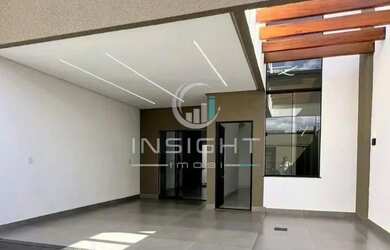 Imagem: A casa possui 3 Dormitórios, 2 Banheiros, 3 Vagas na garagem