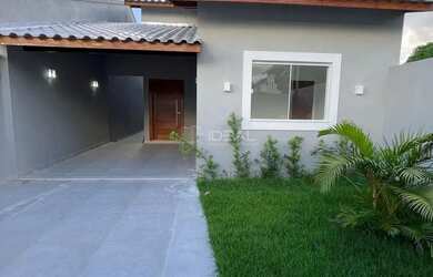 Imagem: A casa possui 3 Dormitórios, 2 Banheiros, 2 Vagas na garagem