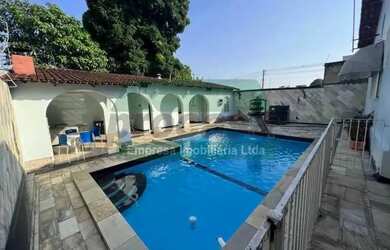 Imagem: A casa possui 3 Dormitórios, 1 Banheiro, 2 Vagas na garagem