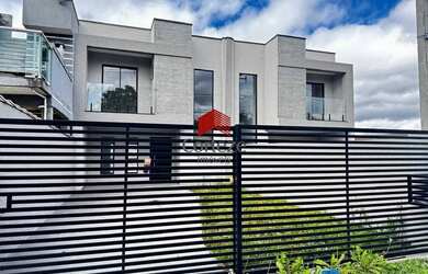 Imagem: A casa possui 3 Dormitórios, 3 Banheiros, 2 Vagas na garagem