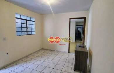 Imagem: A casa possui 3 Dormitórios, 1 Banheiro, 2 Vagas na garagem