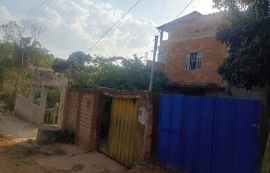 Imagem: A casa possui 4 Dormitórios, 2 Banheiros, 2 Vagas na garagem