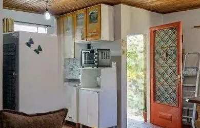 Imagem: A casa possui 1 Dormitório, 1 Banheiro, 1 Vaga na garagem