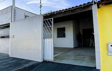 Imagem: A casa possui 2 Dormitórios, 1 Banheiro, 2 Vagas na garagem