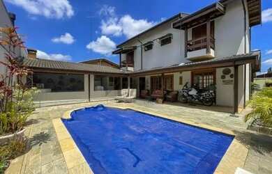 Imagem: A casa possui 3 Dormitórios, 5 Banheiros, 4 Vagas na garagem