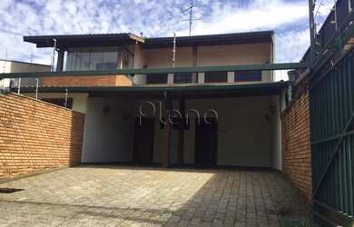 Imagem: A casa possui 2 Dormitórios, 3 Banheiros, 4 Vagas na garagem