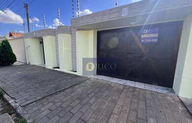 Imagem: A casa possui 4 Dormitórios, 3 Banheiros e 210m² de Área