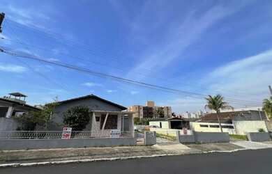 Imagem: A casa possui 3 Dormitórios, 2 Banheiros, 1 Vaga na garagem