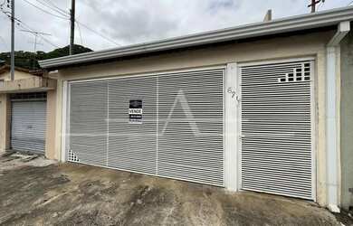 Imagem: A casa possui 4 Dormitórios, 3 Banheiros, 2 Vagas na garagem