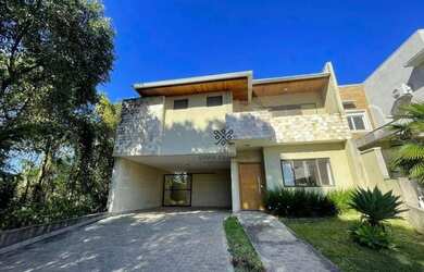 Imagem: A casa possui 3 Dormitórios, 3 Banheiros, 4 Vagas na garagem