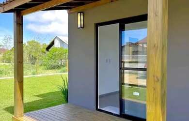 Imagem: A casa possui 2 Dormitórios, 2 Banheiros, 1 Vaga na garagem