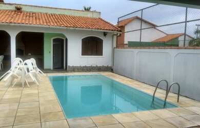 Imagem: A casa possui 4 Dormitórios, 2 Banheiros, 5 Vagas na garagem