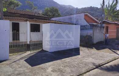 Imagem: A casa possui 3 Dormitórios, 2 Banheiros, 1 Vaga na garagem