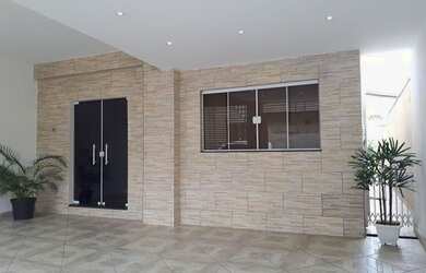 Imagem: A casa possui 2 Dormitórios, 3 Banheiros, 2 Vagas na garagem