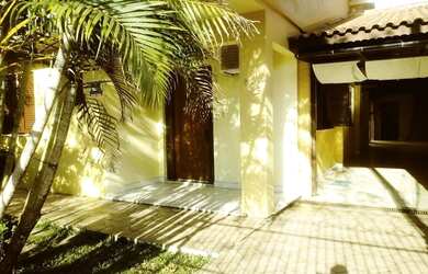 Imagem: A casa possui 3 Dormitórios, 2 Banheiros, 3 Vagas na garagem