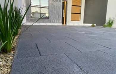 Imagem: A casa possui 3 Dormitórios, 2 Banheiros, 2 Vagas na garagem