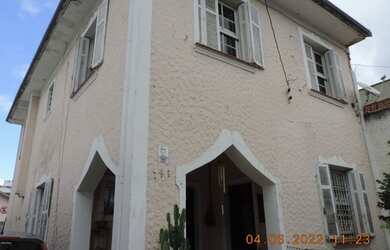 Imagem: A casa possui 4 Dormitórios, 1 Banheiro, 4 Vagas na garagem